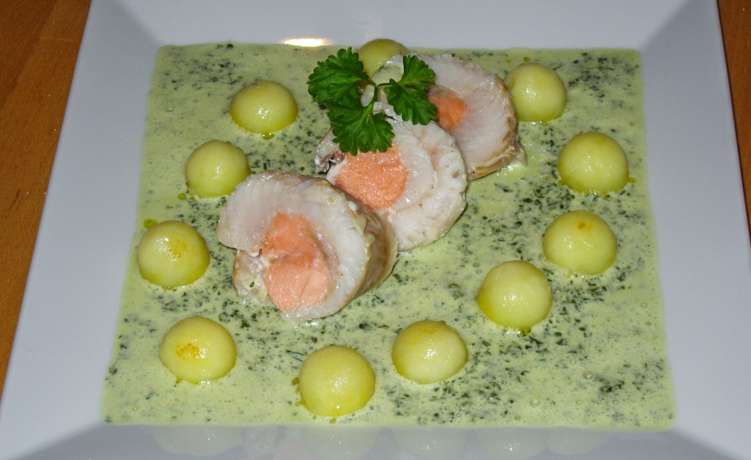 Fischrolle auf Petersilienschaum mit Kartoffelkugeln