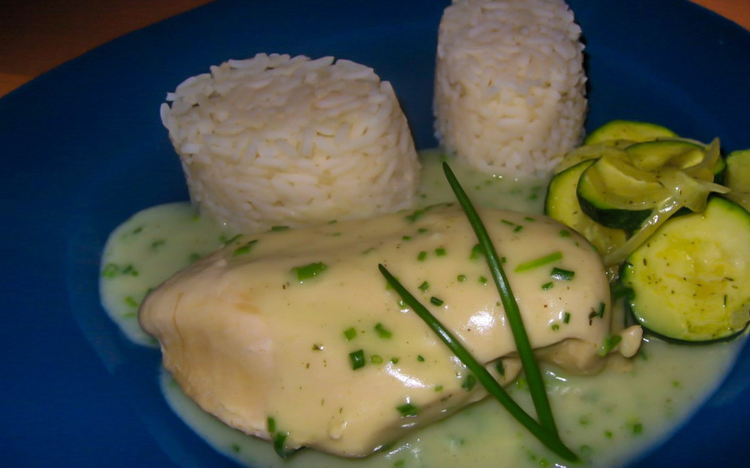 Gekochtes Putenbrustfilet mit Schnittlauchsoße, Zucchini und Reis