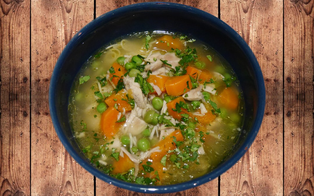 Hühnersuppe mit Erbsen, Karotten und Fadennudeln