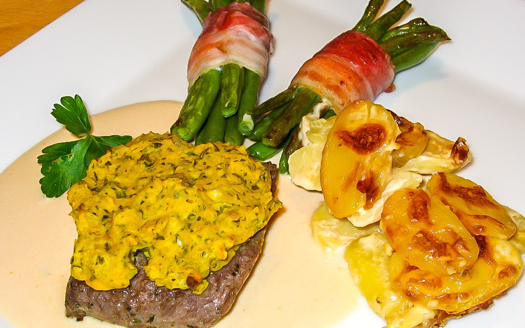 Lammsteak mit Senfkruste auf Knoblauchsoße mit Bohnenbündchen und Kartoffelgratin