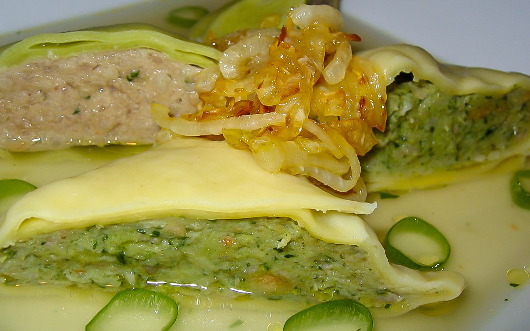 Maultaschen in der Brühe mit Zwiebelschmelze und Salat