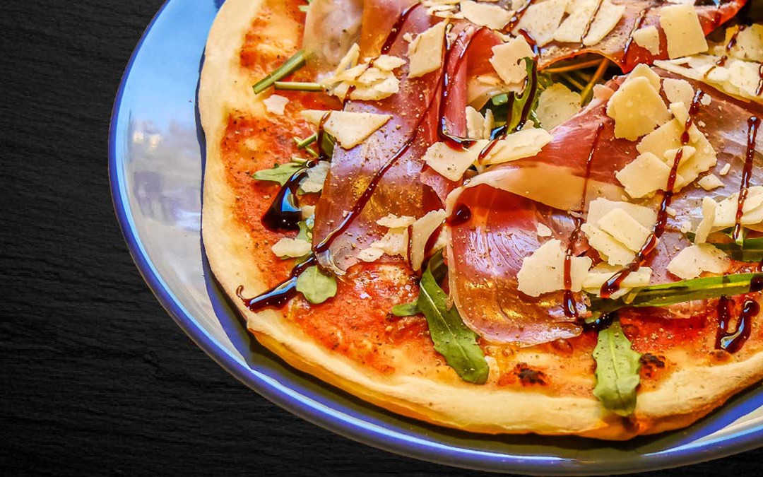 Selbstgemachte Pizza mit Parma-Schinken