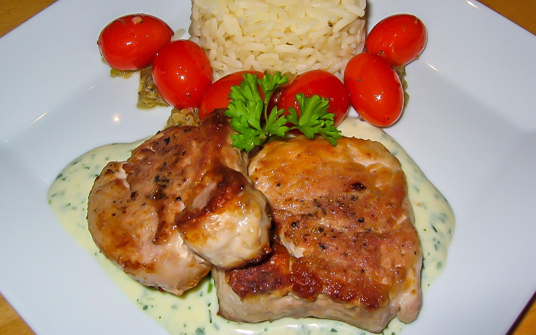 Schweinefilet auf Kräutersoße mit Kirschtomaten und Reis