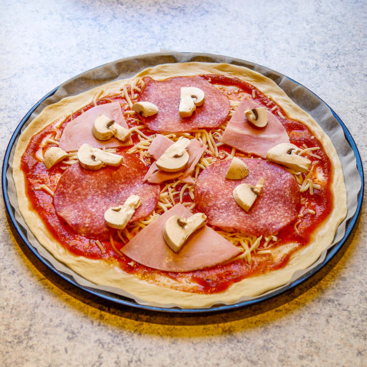 Rezept Selbstgemachte Pizza mit Salami, gekochten Schinken und frischen