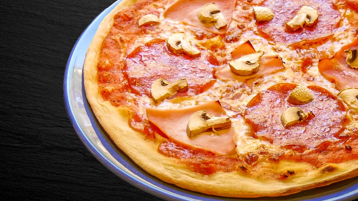 Selbstgemachte Salami Pizza — Rezepte Suchen