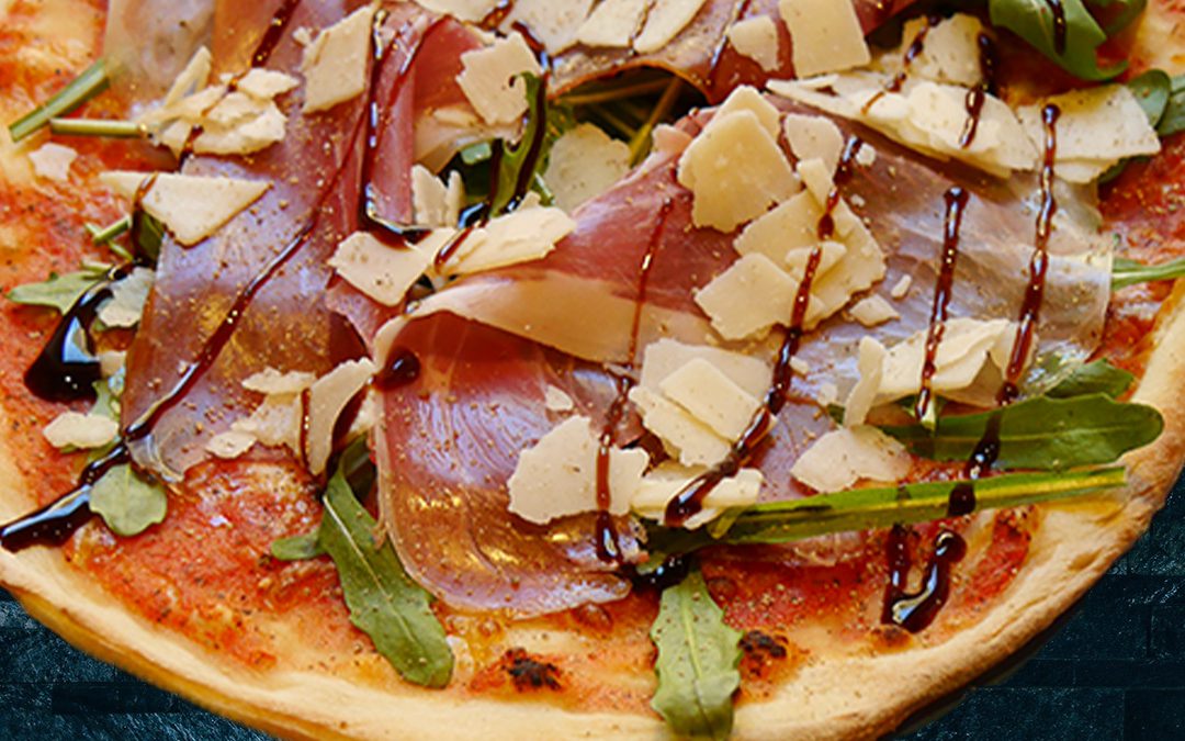 Selbstgemachte Pizza  mit Parma-Schinken